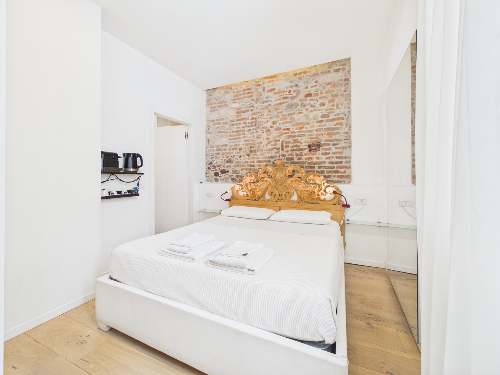 Letto matrimoniale con testiera intagliata a mano