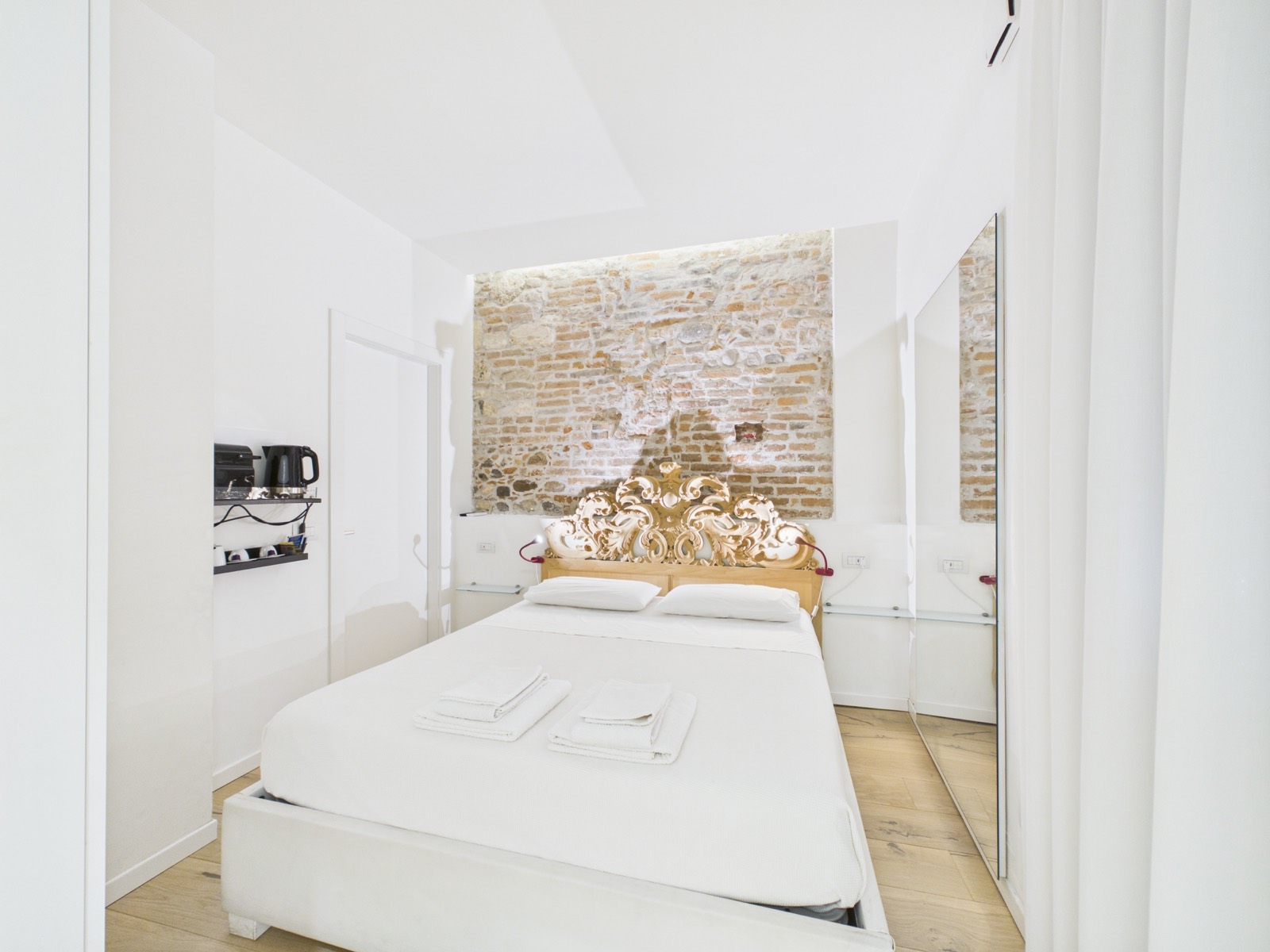 Letto matrimoniale con testiera intagliata a mano