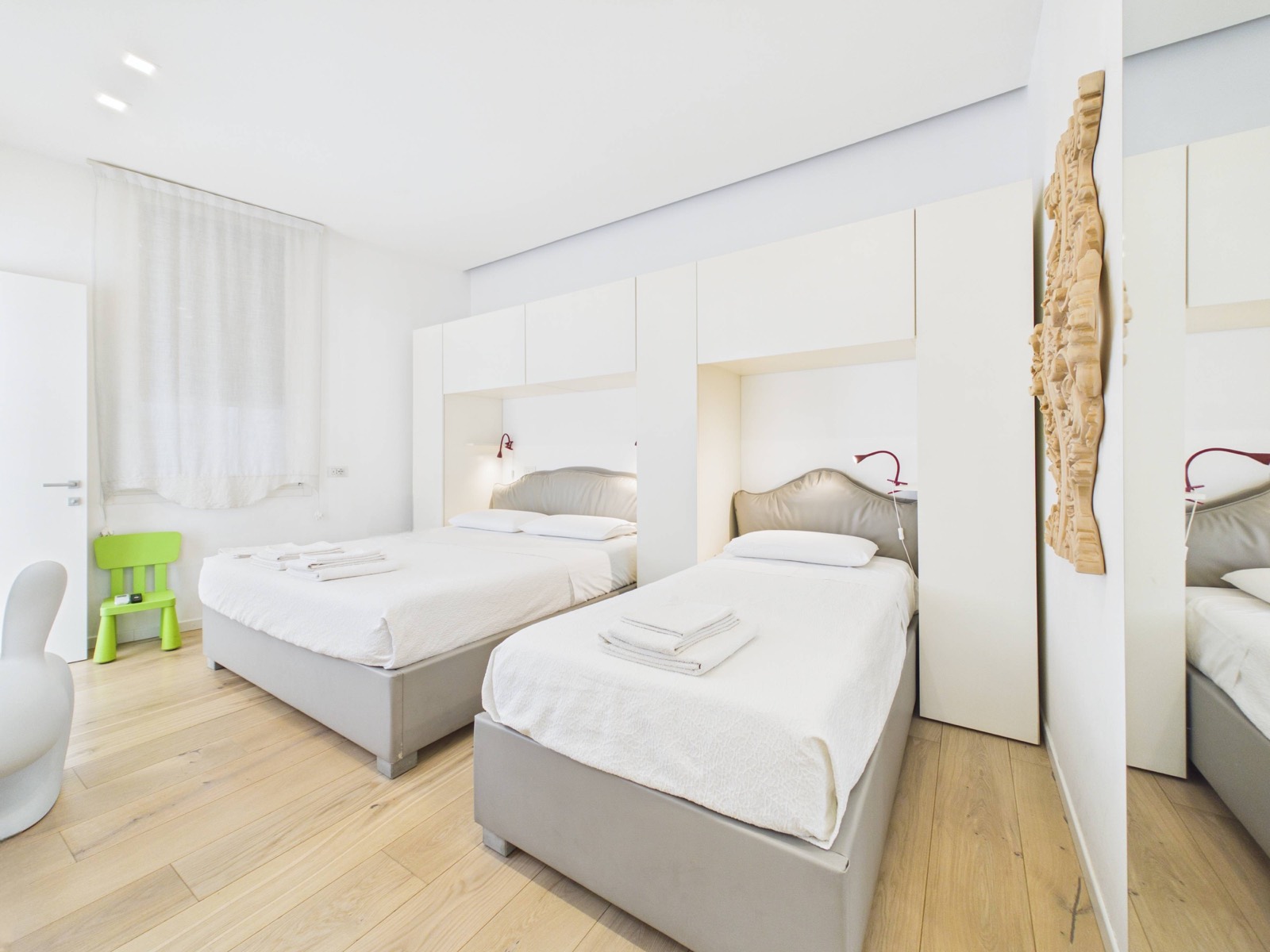 Camera con letto matrimoniale e letto singolo
