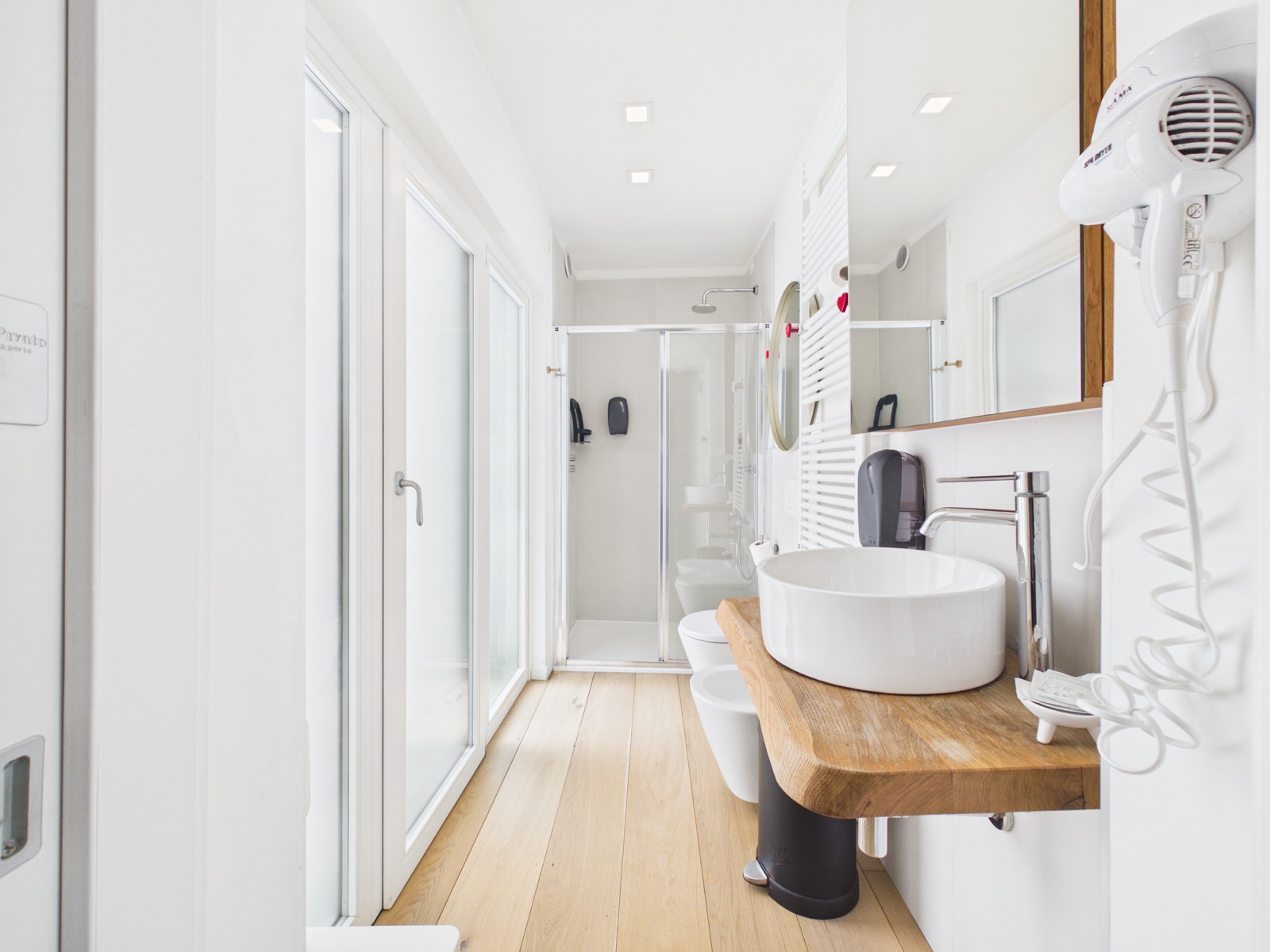 Bagno privato con lavabo in legno